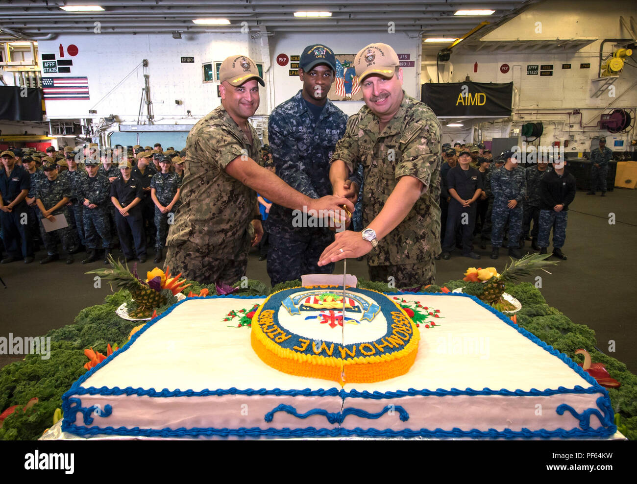 N Wf272 1015 San Diego Aout 16 18 De Gauche A Droite Le Capitaine Riche Lebron La Direction De L Assaut Amphibie Uss Bonhomme Richard Dg 6 Specialiste Culinaire Seaman Edward Curry De Valdosta Ga