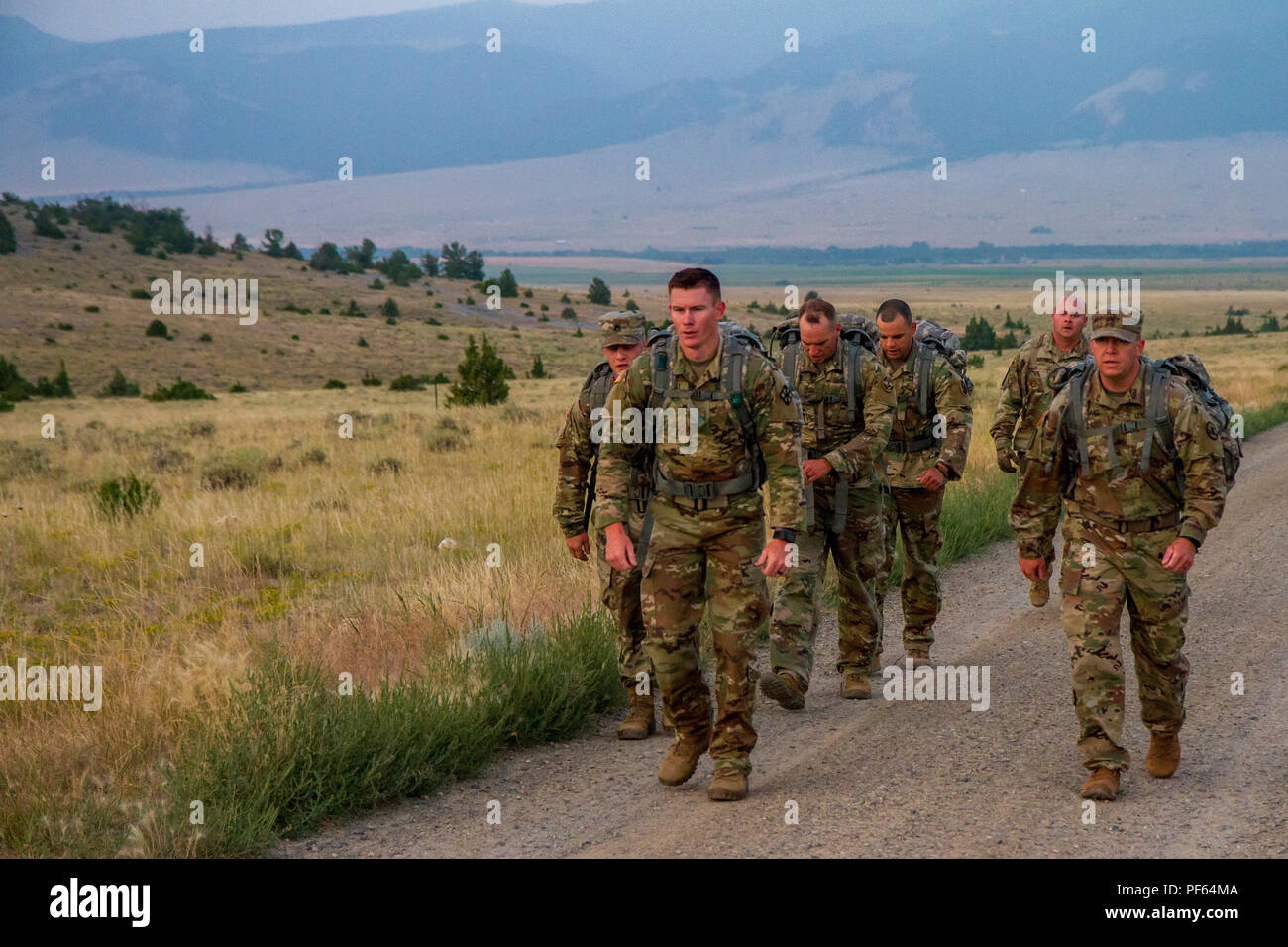 Réserve de l'armée américaine meilleurs guerriers et percer les sergents de l'année portent leurs rucks sur un pied mile 12 mars de l'Elkhorn Mountain Range, Montana, 16 août 2018. Ces guerriers et percer les sergents formés pendant trois semaines au Montana afin de préparer leur concours à venir. Banque D'Images