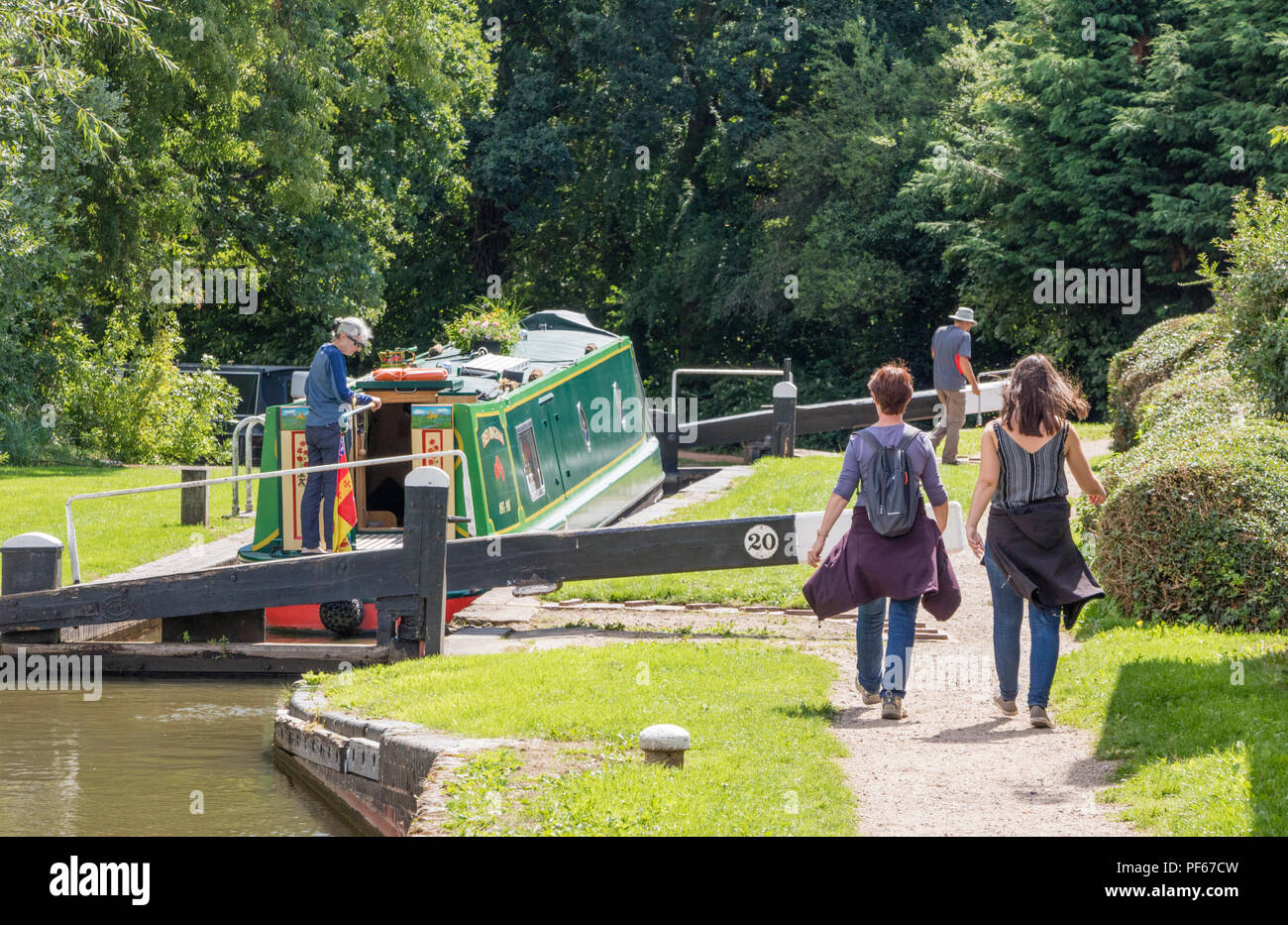 Navigation de plaisance sur le Stratford Upon Avon Canal à Kingwood Junction, Lapworth, Warwickshire, England, UK Banque D'Images