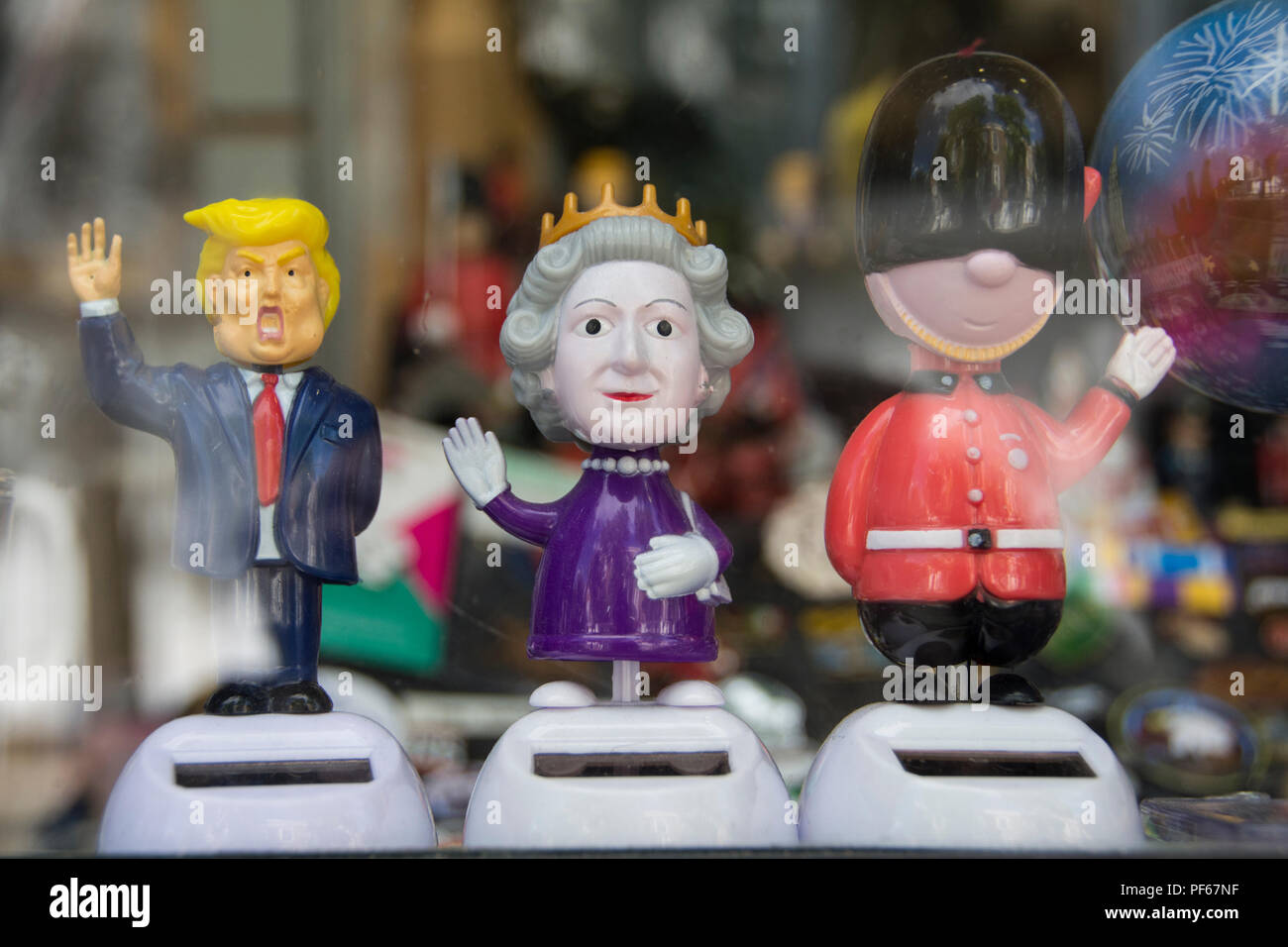 Figurines platiques de la reine et du président Donald Trump. Sa visite au Royaume-Uni a-t-elle violé le Protocole royal quand il a rencontré la reine Elizabeth 11 ? Banque D'Images