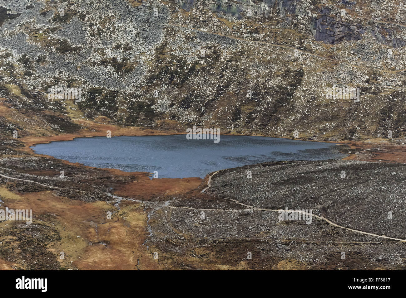 Lough bleu au pied de Slieve Lamagan avec sentiers menant à Annalong et Binnian-Lamagan La vallée de montagnes de Mourne, col, N.Ireland. Banque D'Images