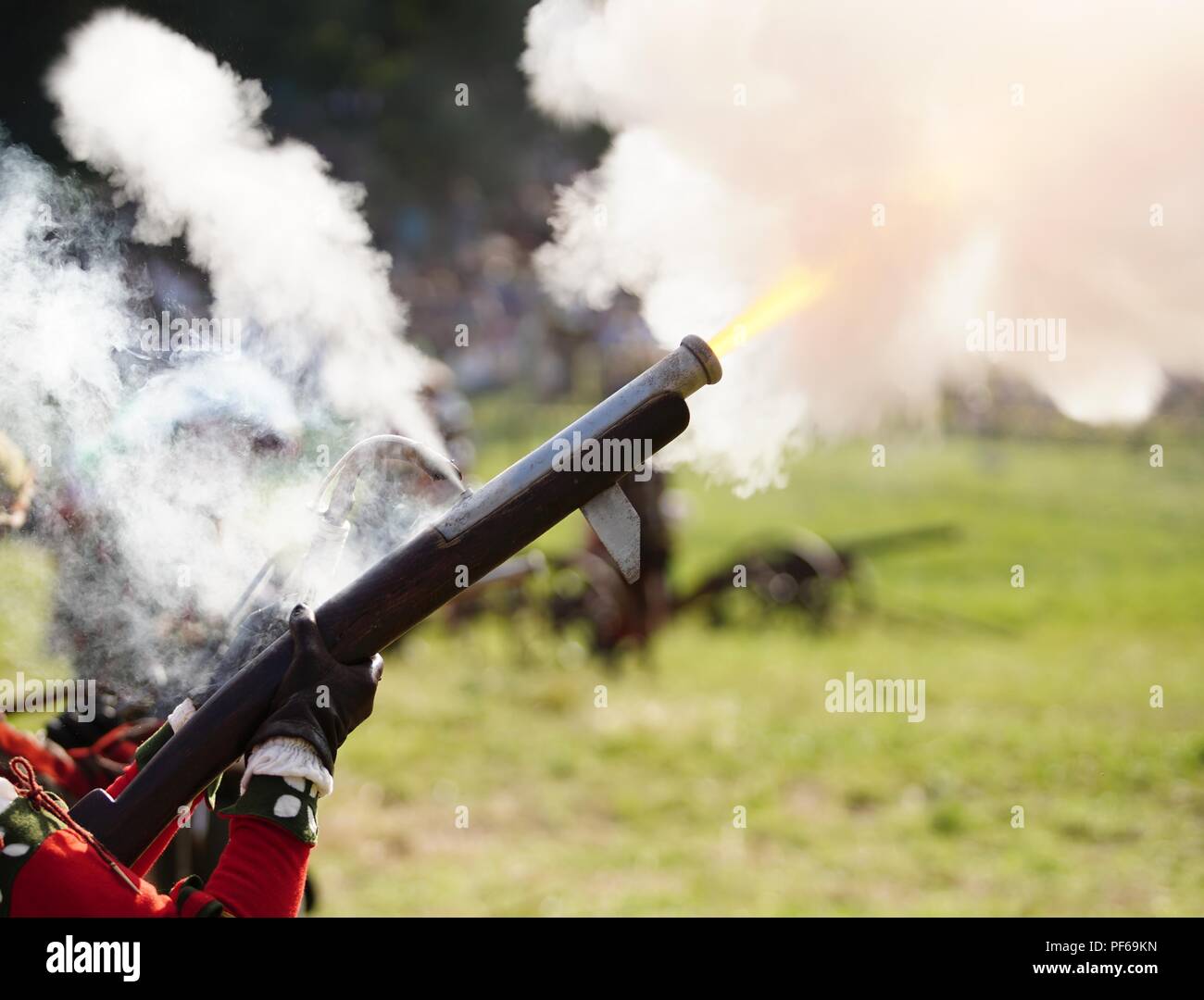 On échangea antique gun firing, flash et beaucoup de fumée Banque D'Images