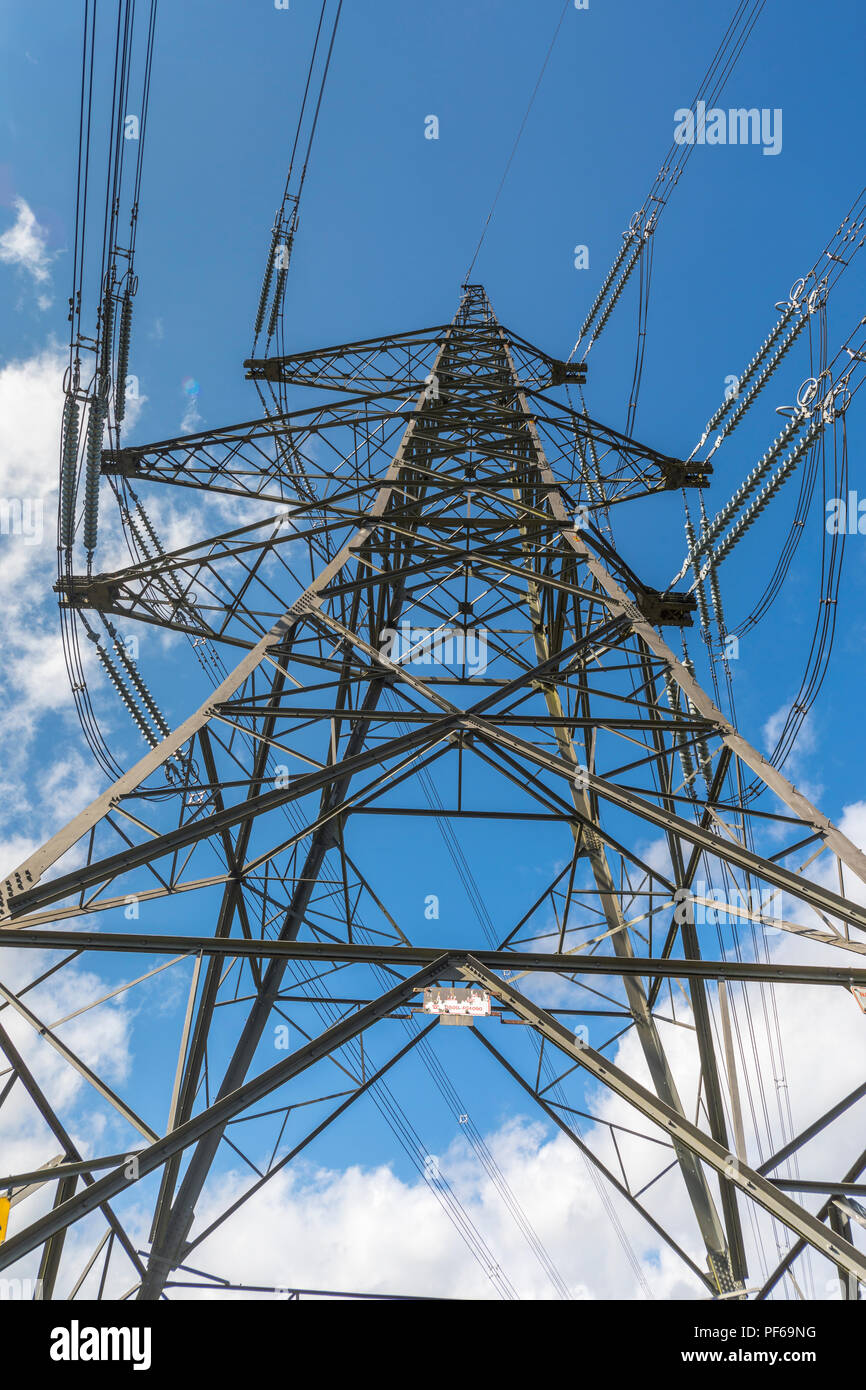 Pylône de l'électricité (jusqu'à la structure) et des câbles de transmission électrique vue contre un ciel bleu dans la partie inférieure de la Réserve Naturelle d'essai près de Southampton Banque D'Images