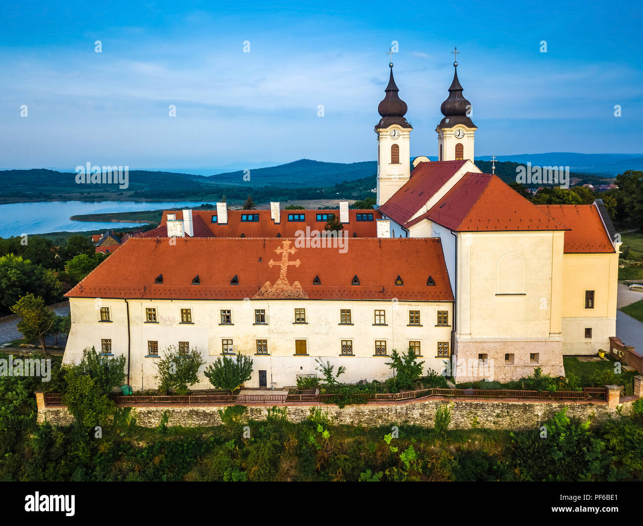 Tihany en Hongrie - vue aérienne du célèbre monastère bénédictin de l'abbaye de Tihany Tihany () au lever du soleil avec le Lac Intérieur (Belso) à fond à Banque D'Images