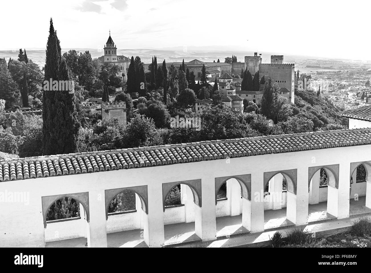 Le noir et blanc vue à travers les rues de la région de Grenade depuis les jardins du Generalife en Andalousie Espagne Banque D'Images