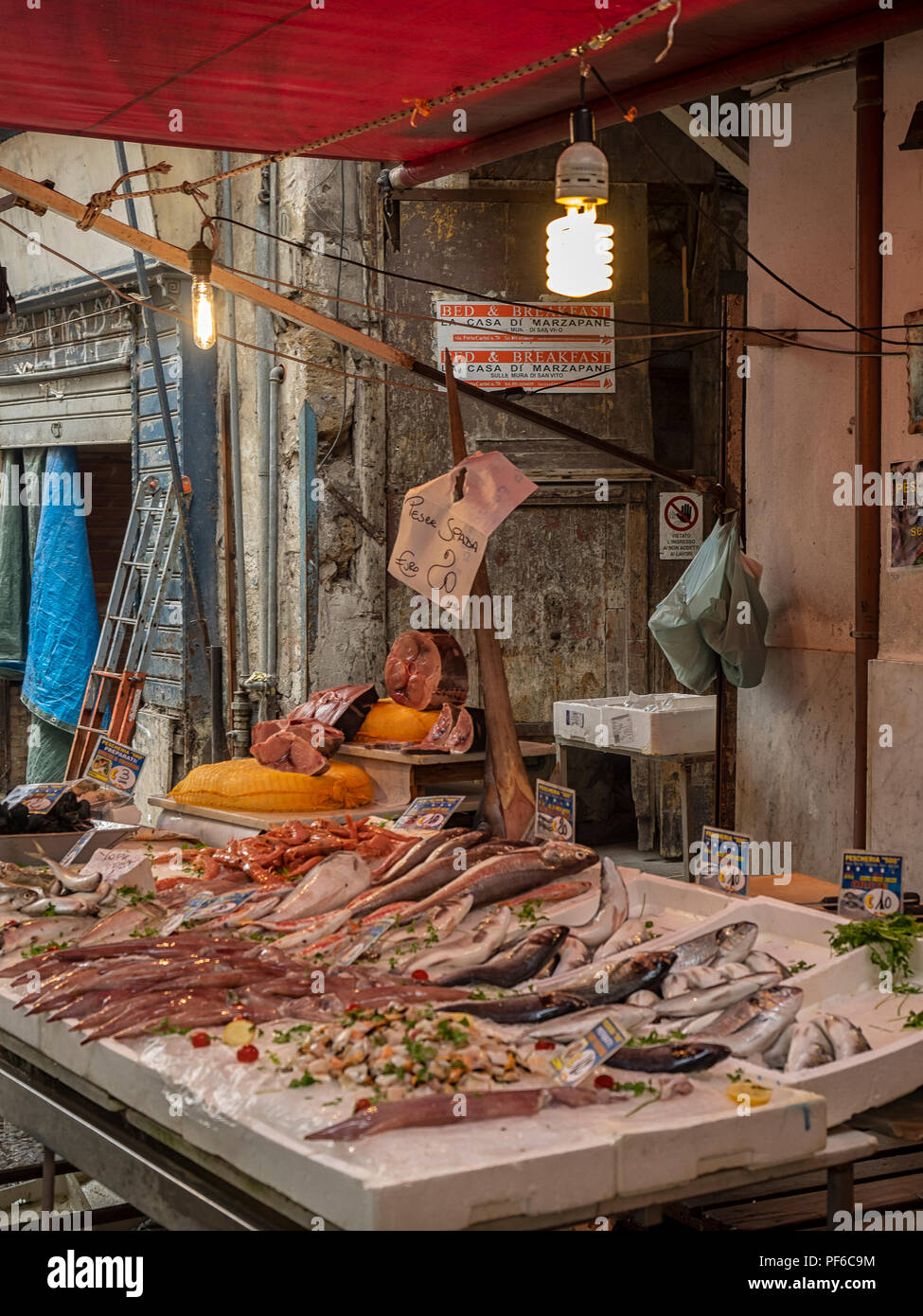PALERME, SICILE, ITALIE - 21 MAI 2018 : les petits pêcheurs stallent au marché de la Vucciria Banque D'Images
