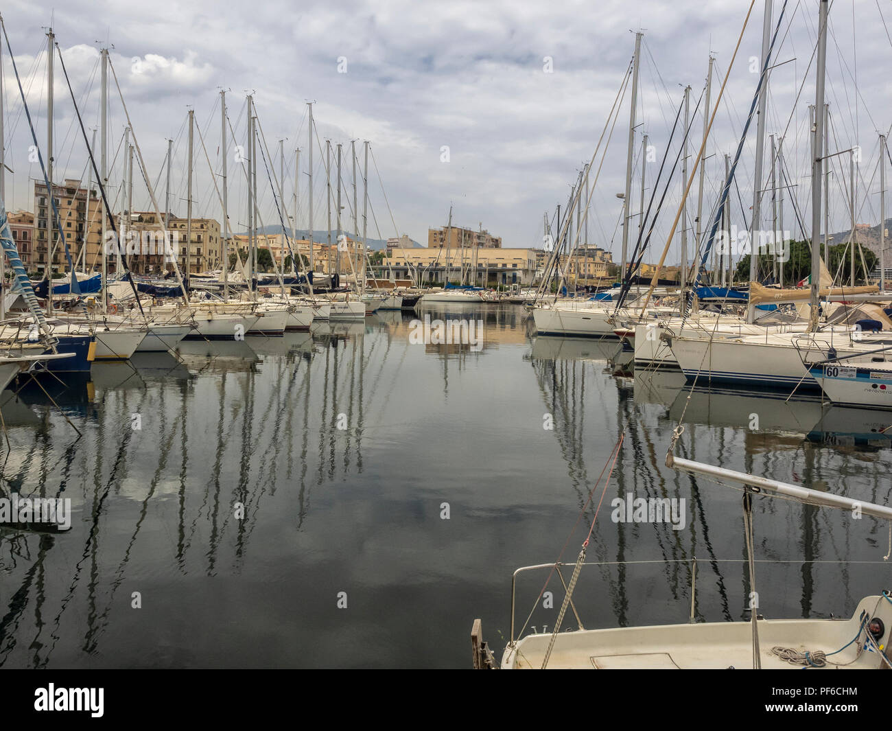 PALERME, SICILE, ITALIE - 21 MAI 2018: Yachts dans le port de plaisance du Vieux Port (la Cala) Banque D'Images