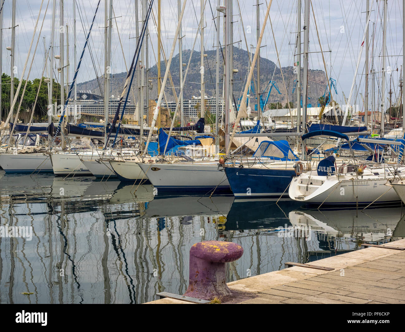 PALERME, SICILE, ITALIE - 21 MAI 2018: Yachts dans le port de plaisance du Vieux Port (la Cala) Banque D'Images