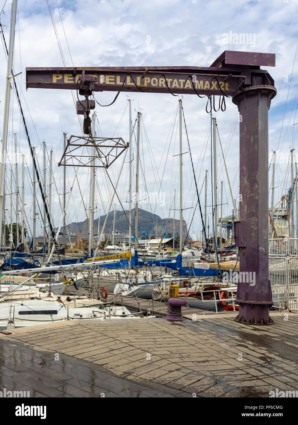 PALERME, SICILE, ITALIE - 21 MAI 2018: Yachts dans le port de plaisance du Vieux Port (la Cala) Banque D'Images