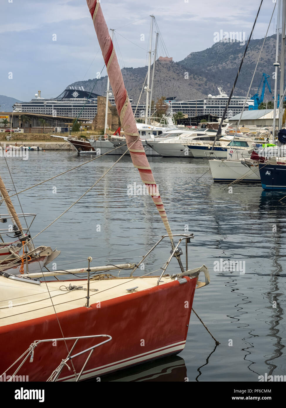 PALERME, SICILE, ITALIE - 21 MAI 2018 : vue sur le port de plaisance du Vieux Port (la Cala) Banque D'Images