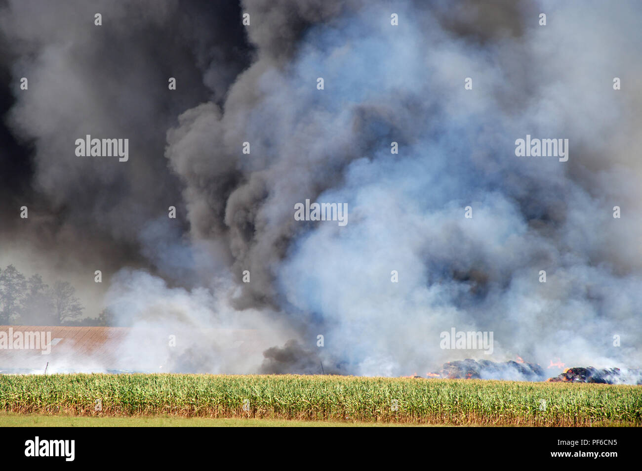 L'incendie à été chaud dans une ferme rurale Banque D'Images