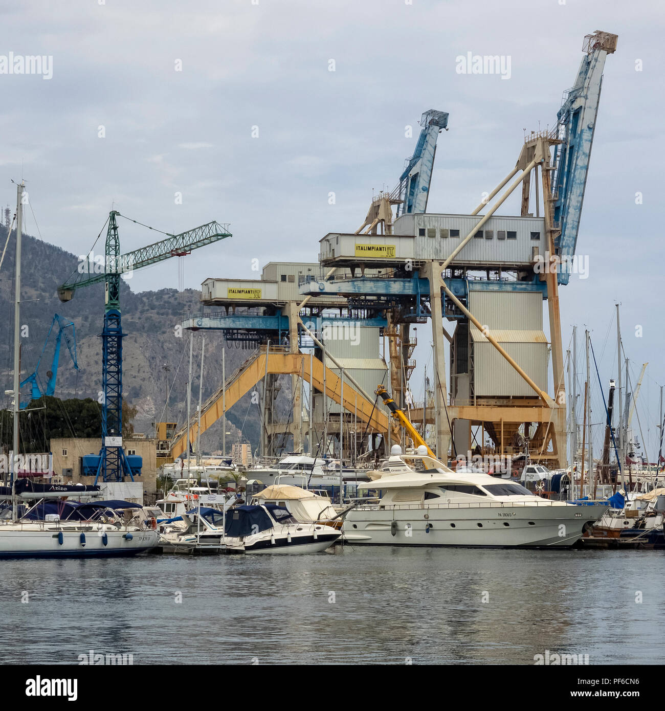 PALERME, SICILE, ITALIE - 21 MAI 2018: Vue sur la marina dans le Vieux Port avec de grandes grues de Port en arrière-plan Banque D'Images