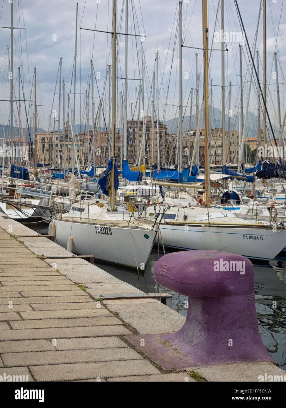 PALERME, SICILE, ITALIE - 21 MAI 2018: Yachts dans le port de plaisance du Vieux Port (la Cala) Banque D'Images