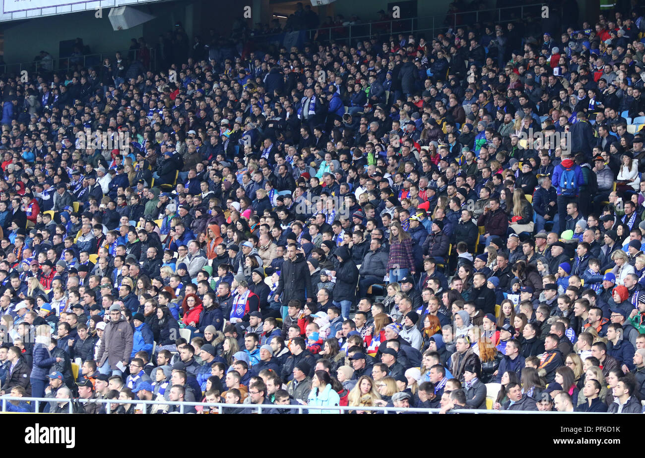 Kiev, UKRAINE - 21 avril 2017 : les tribuns du NSC Olimpiyskyi stadium à Kiev durant l'Ukrainian Premier League match FC Dynamo Kyiv vs Shakhta Banque D'Images