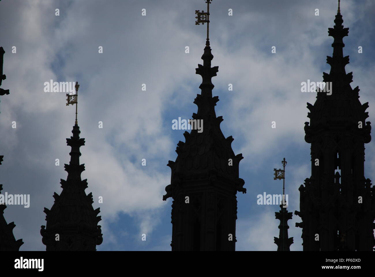 Les tours du Palais de Westminster, se tenir résolument contre le ciel de Londres, le carillon de Big Ben sonner l'heure. Banque D'Images