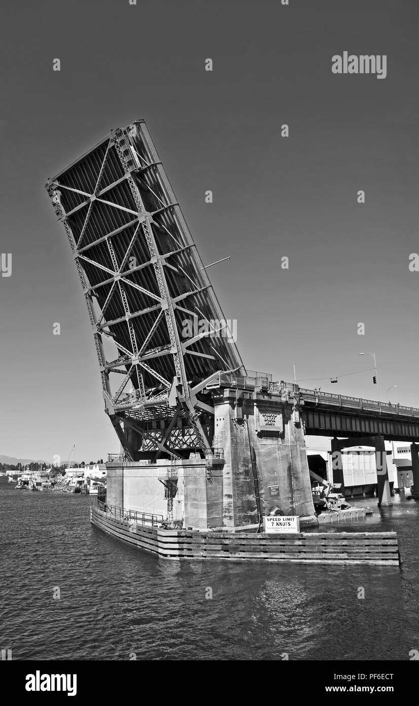 C'est le pont-levis Fremont à Seattle, WA, enlevé de Lake Union perspective. C'est une feuille d'acier double-pont à bascule qui est un transpo Banque D'Images