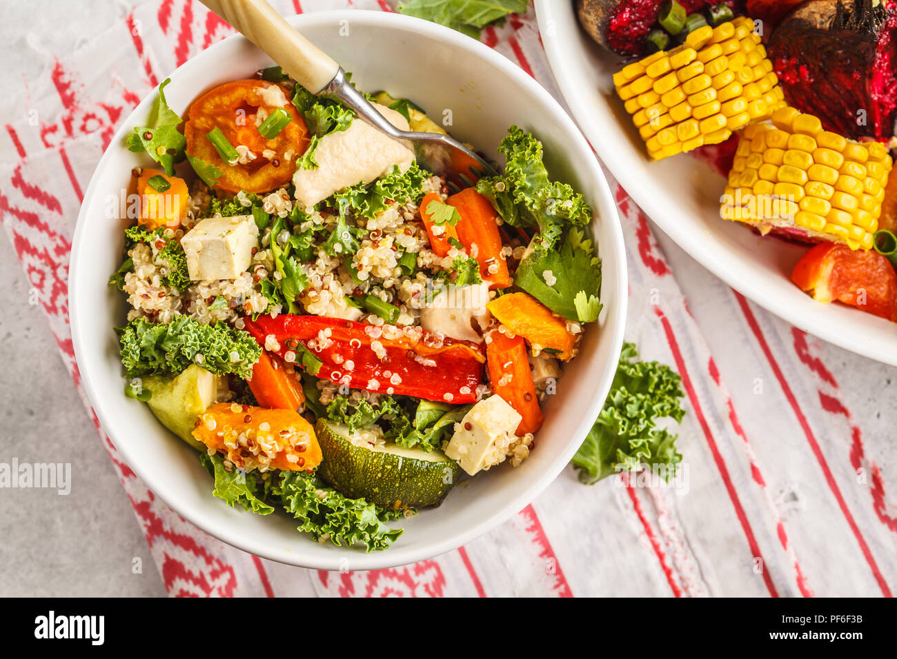 Végétalien sain avec salade de légumes cuits, le quinoa et le chou vert sur fond blanc. Concept de l'alimentation propre. Banque D'Images