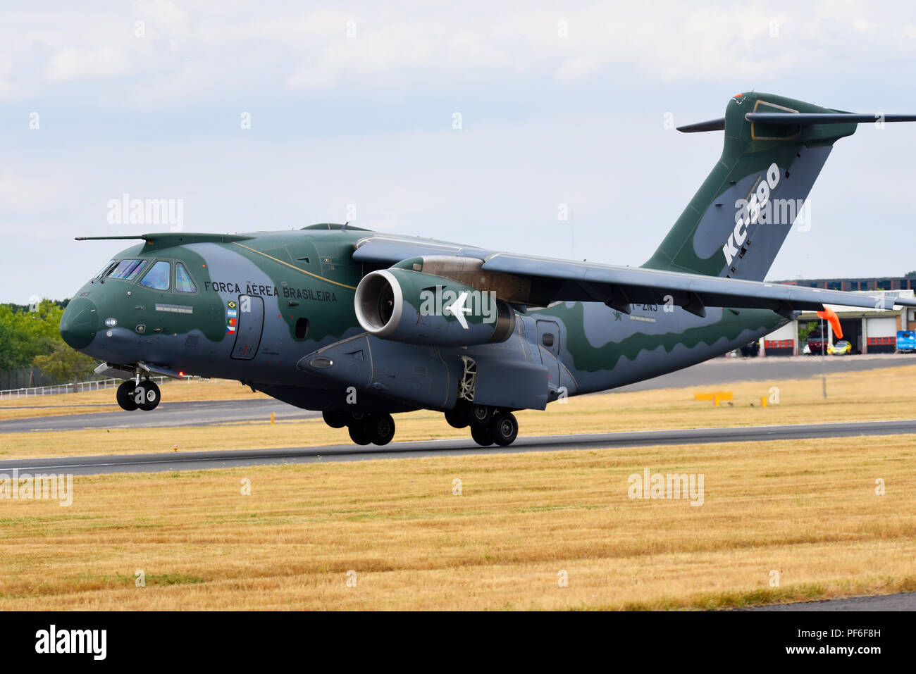 Avion à réaction de transport Embraer KC-390 au Farnborough International Airshow FIA, aviation, salon aéronautique. Décollage Banque D'Images