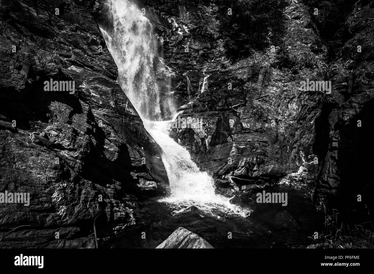 Paysage de montagne et cascade en noir et blanc Banque D'Images