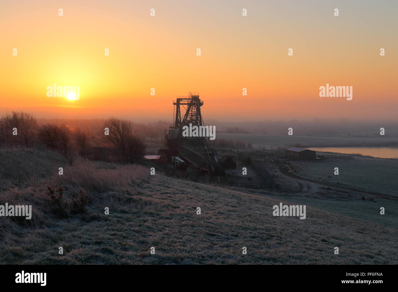 La silhouette de l'ÊTRE1150 qui est une marche à préservé Dragline RSPB St Aidan's Nature Park près de Leeds Banque D'Images