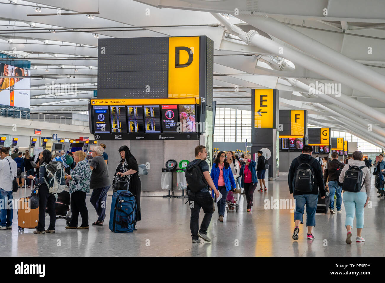 Scène mouvementée à l'intérieur du London Heathrow Airport Terminal 5 construction aire d'enregistrement, l'aéroport de Heathrow, Angleterre, RU Banque D'Images