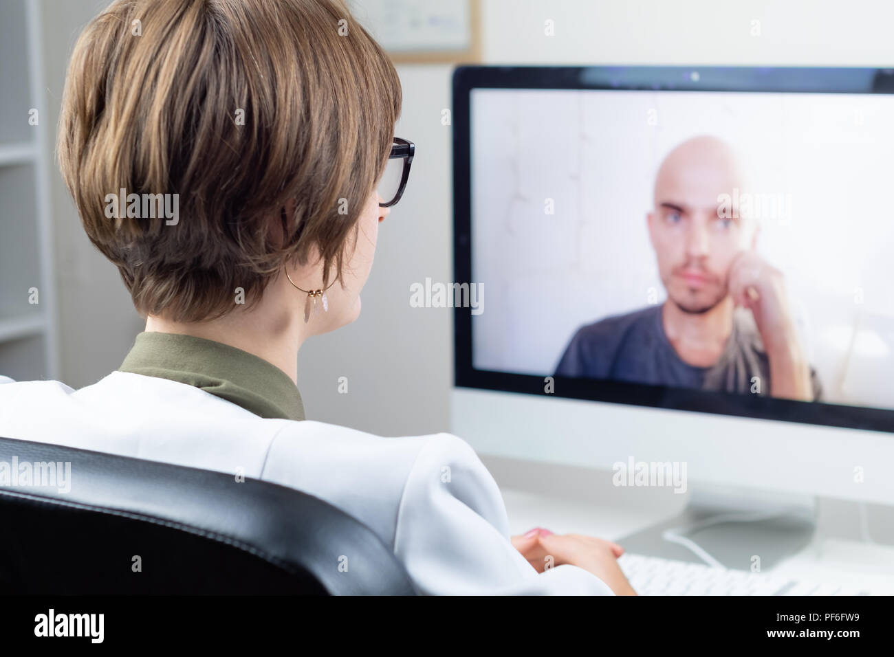 Le concept de la santé numérique : médecin ayant des réunions en ligne avec un patient. Médecin consultant une personne au moyen de systèmes de conférence web Banque D'Images