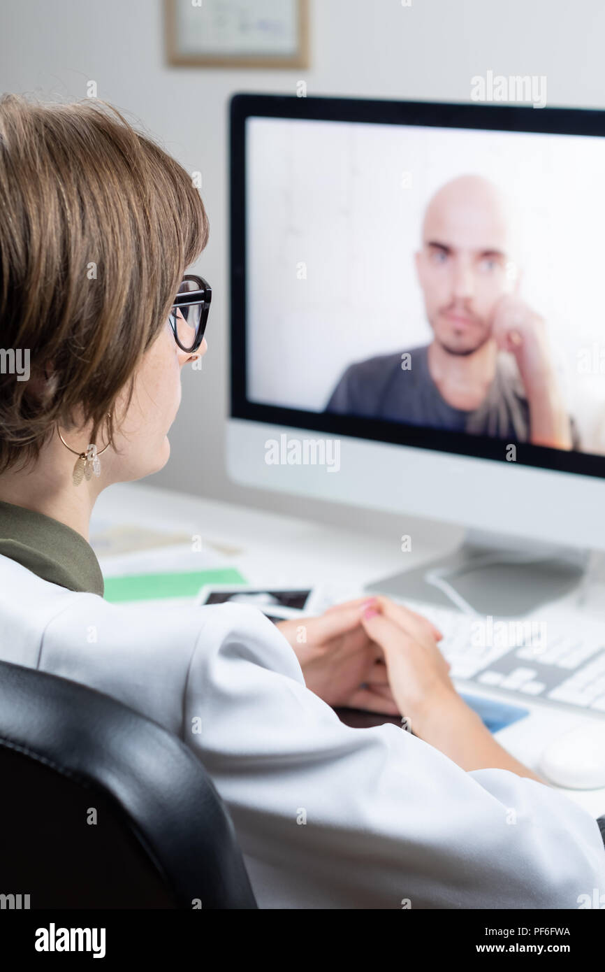 Le concept de la santé numérique : médecin en ligne avoir rendez-vous avec un patient. Médecin consultant une personne par le biais de conférence web s Banque D'Images