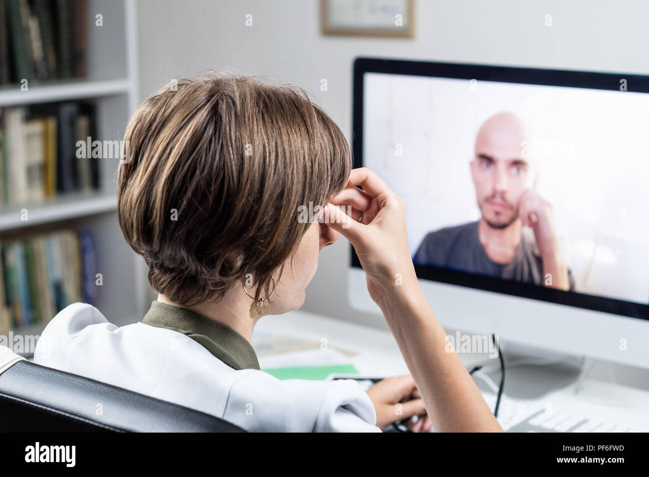 Le concept de la santé numérique : médecin en ligne avoir rendez-vous avec un patient. Médecin consultant une personne par le biais de conférence web s Banque D'Images