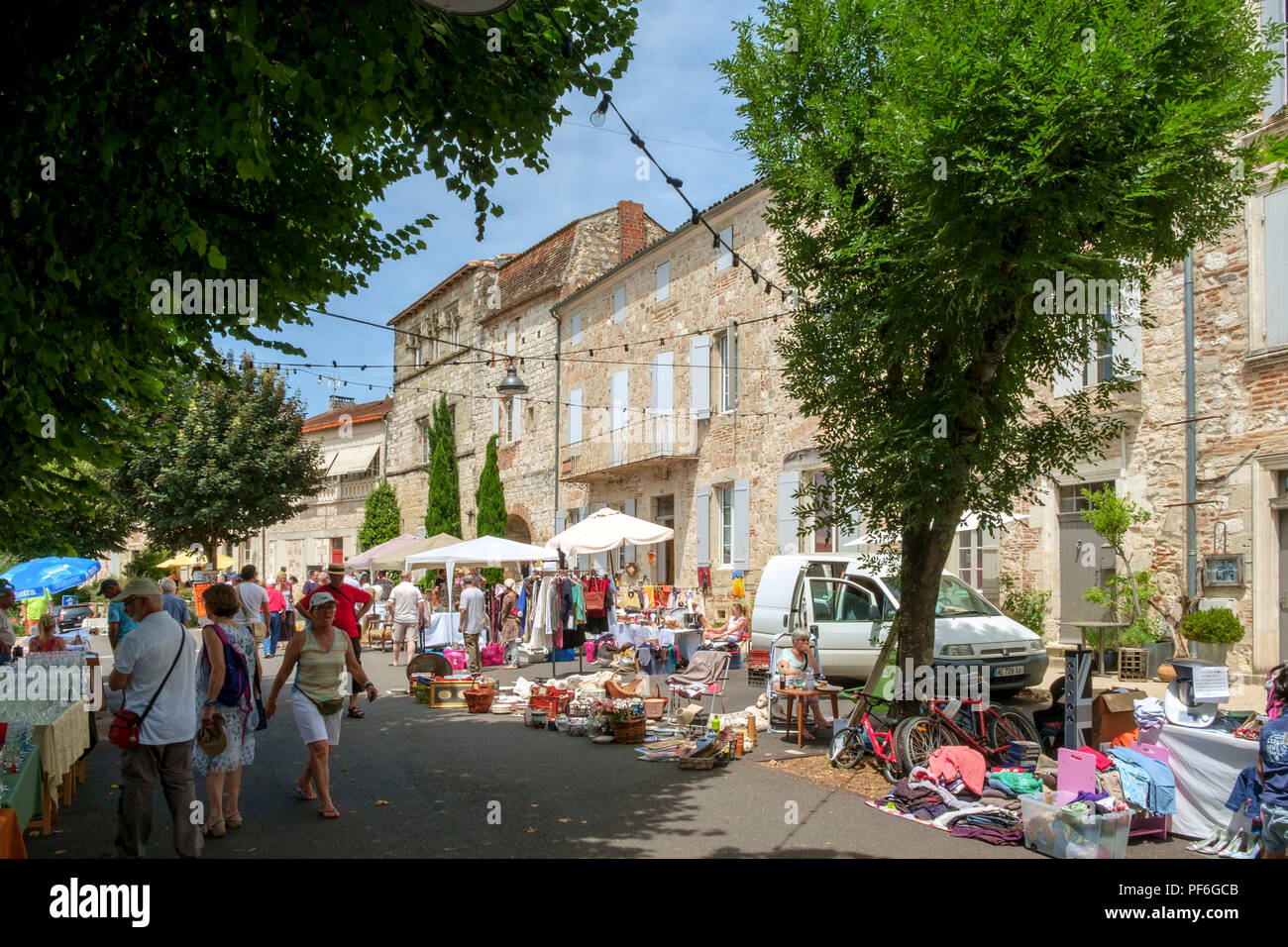 Penne d'Agenais, France - 24 juin 2018 : Beaucoup de gens viennent sur un dimanche matin ensoleillé pour inspecter les étals au marché aux puces et vente de table dans la pittoresque colline Penne d'Agenais, Lot et Garonne, France Banque D'Images