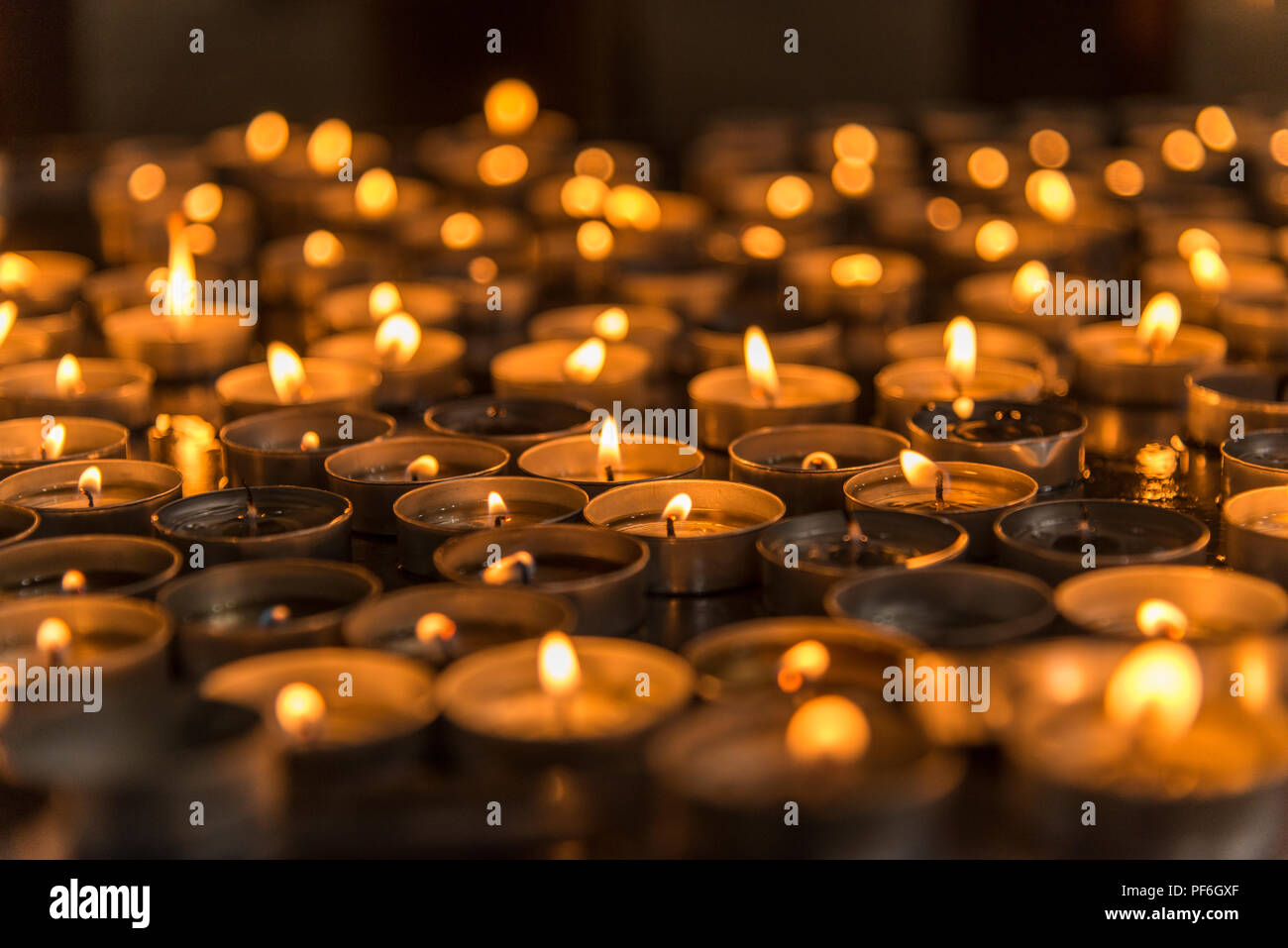Bougies de prière dans une église Photo Stock - Alamy