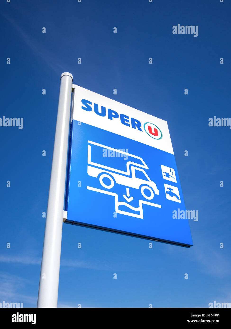 Super-U supermarché garage pour signer la décharge de l'eau et des déchets de caravanes et motor-homes, France. Banque D'Images