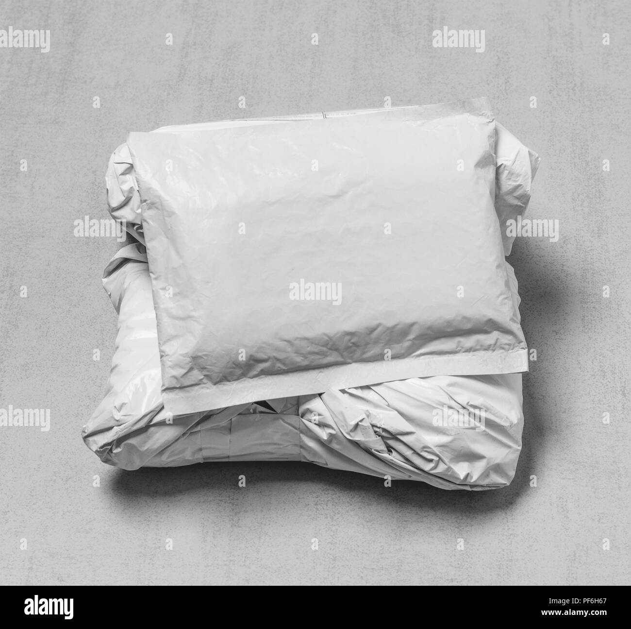 Post colis de magasins chinois close-up avec copie espace, vue d'en haut photo en noir et blanc Banque D'Images