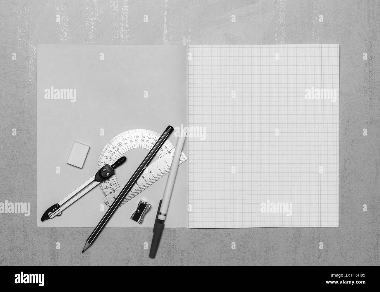 Ouvrez l'ordinateur portable de l'école des maquettes avec copie espace, stylo, crayon, gomme, compas, rapporteur d'acier et taille-crayon Vue de dessus, noir et whit Banque D'Images