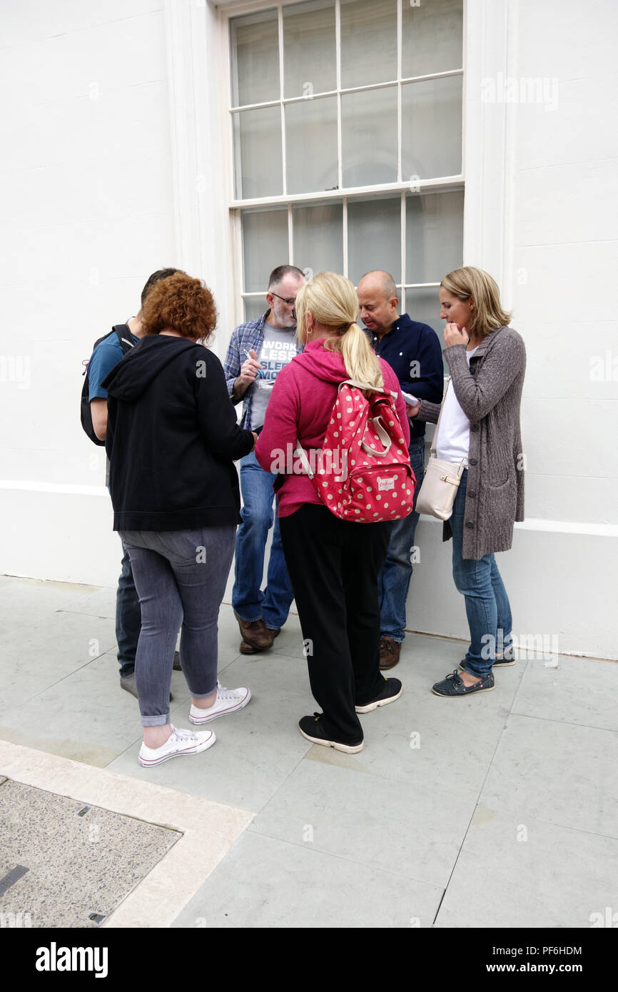 Groupe de détectives en herbe qui portaient tous sur une robe de soirée meurtre et mystère virtuelle événement de jour dans les rues de Warwick en Angleterre Banque D'Images