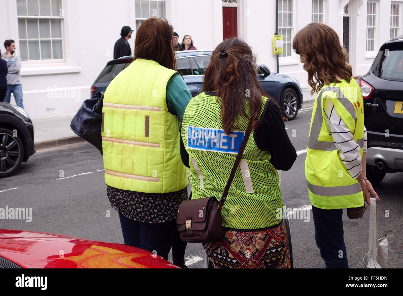 Groupe de détectives en herbe qui portaient tous sur une robe de soirée meurtre et mystère virtuelle événement de jour dans les rues de Warwick en Angleterre Banque D'Images