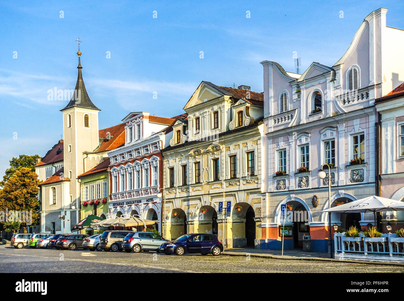 Maisons historique baroque et clocher de l'Église sur la place principale, Domazlice, République Tchèque Banque D'Images