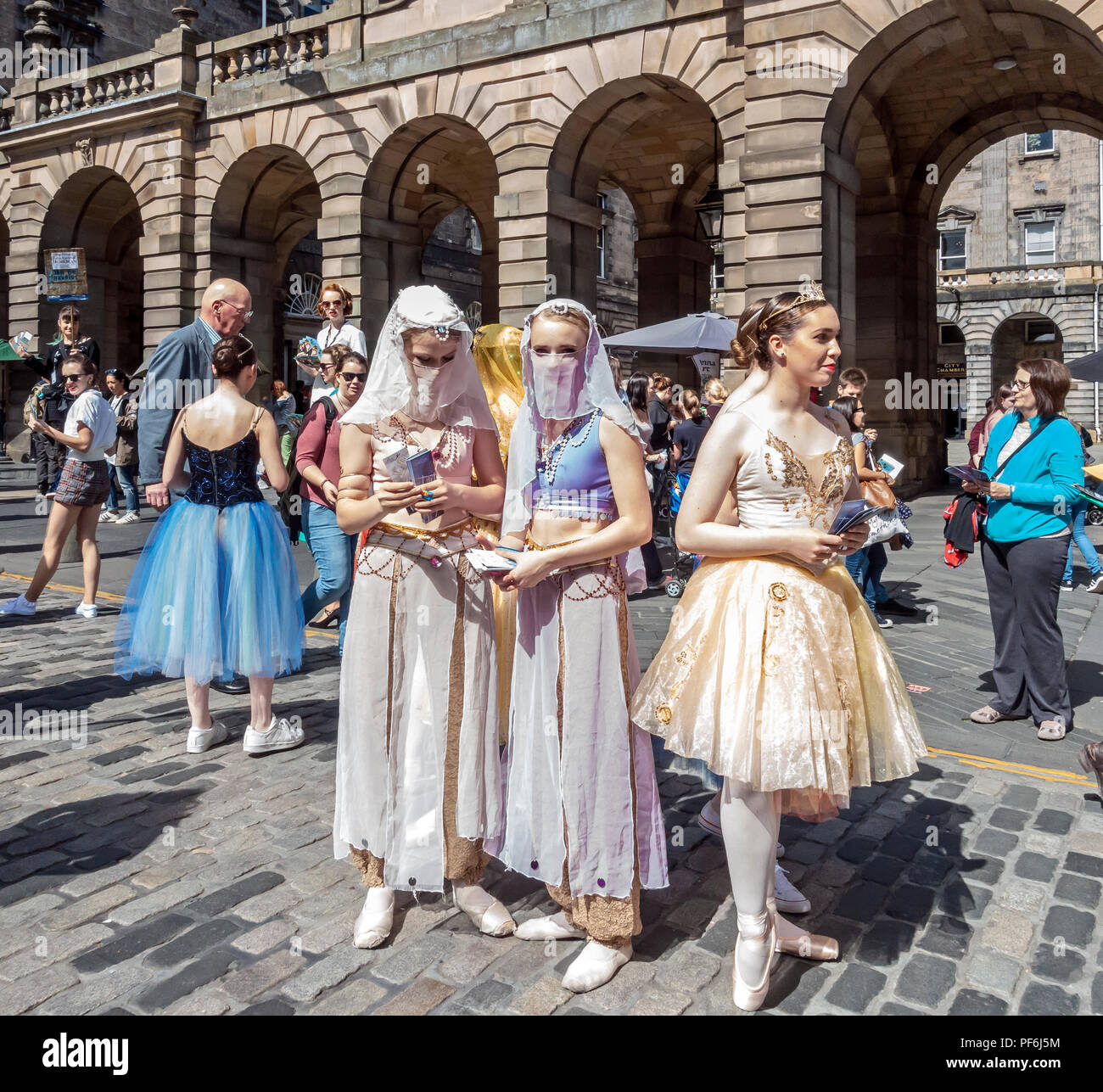 Artistes au Edinburgh Festival Fringe 2017 dans la rue principale partie du Royal Mile à Édimbourg, Écosse Royaume-Uni Banque D'Images