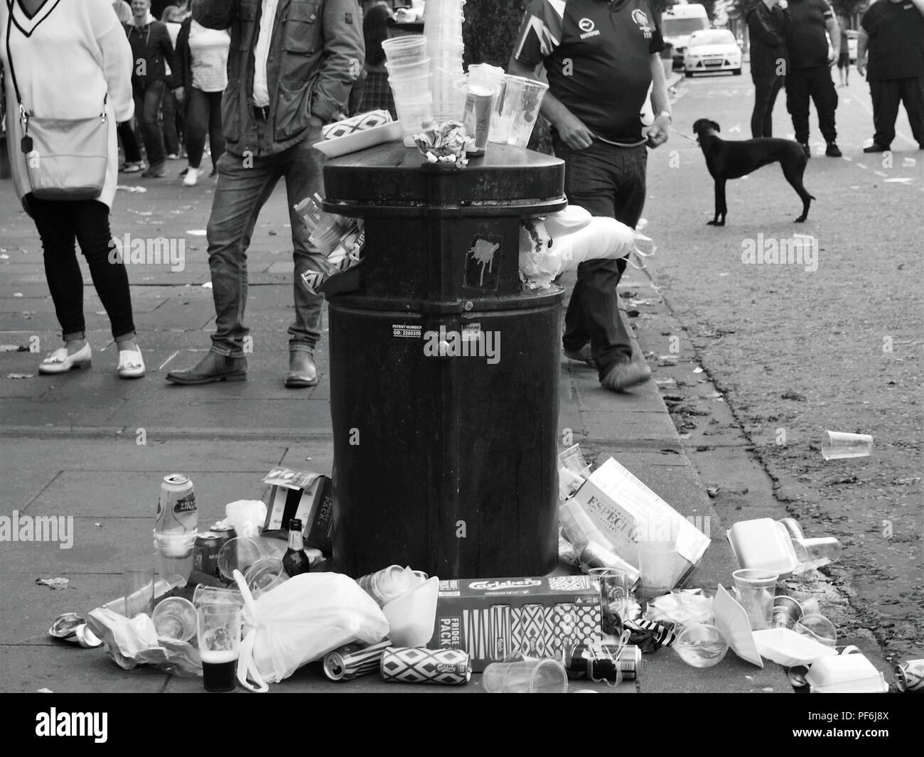 Une corbeille pleine après un concert de rue, Cockermouth Cumbria, Angleterre, Royaume-Uni Banque D'Images