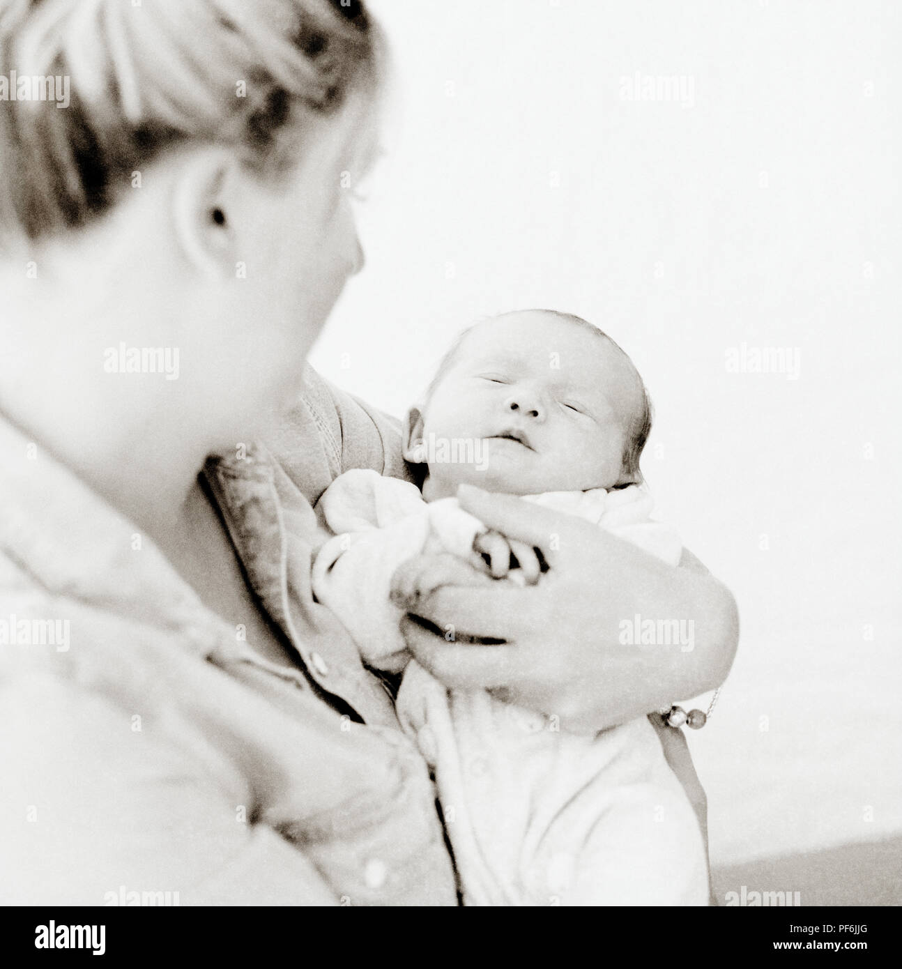 Style de photographie - Mère Claire avec new born baby Lucy Francesca. Anglais britannique White Caucasian Banque D'Images