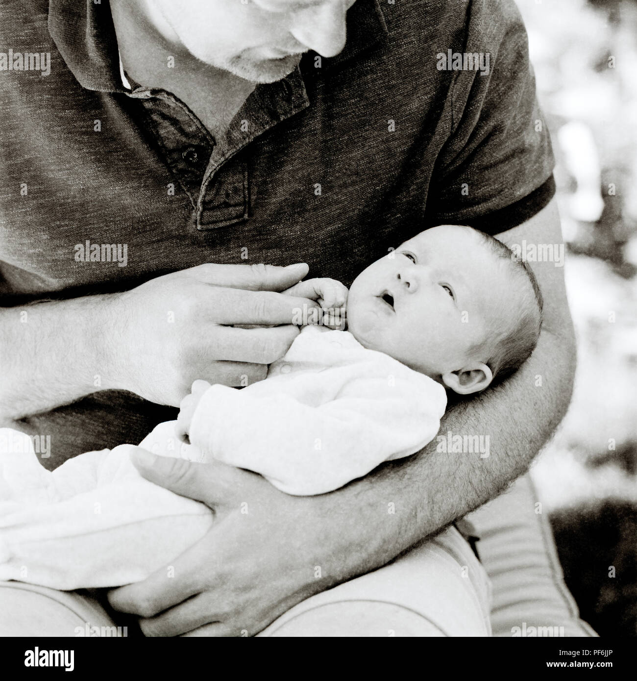 Style de photographie - Père Neal avec new born baby Lucy Francesca. English British White Caucasian Banque D'Images