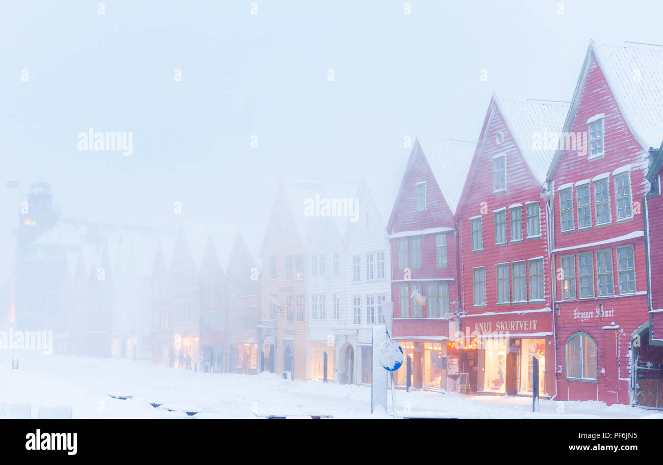 Tempête de neige à Bryggen, à Bergen, en Norvège, juste avant Noël. Banque D'Images