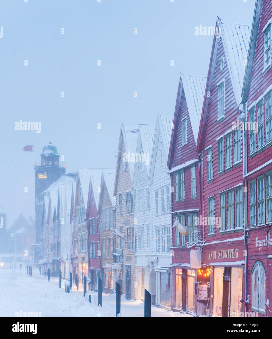 Tempête de neige à Bryggen, à Bergen, en Norvège, juste avant Noël. Banque D'Images