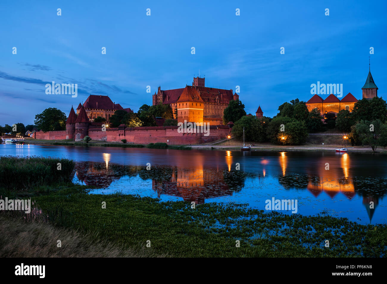 Voir l'ensemble de la Rivière Nogat le château de Malbork d'ordre (l'Ordre des Chevaliers teutoniques de St Mary's Hospital de Jérusalem) au crépuscule, 13e Banque D'Images