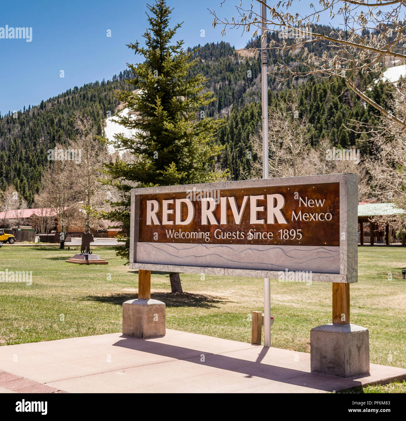 La rivière Rouge, Nouveau Mexique, USA signe sur l'Enchanted Circle Scenic Byway dans le nord du Nouveau Mexique les montagnes. Banque D'Images