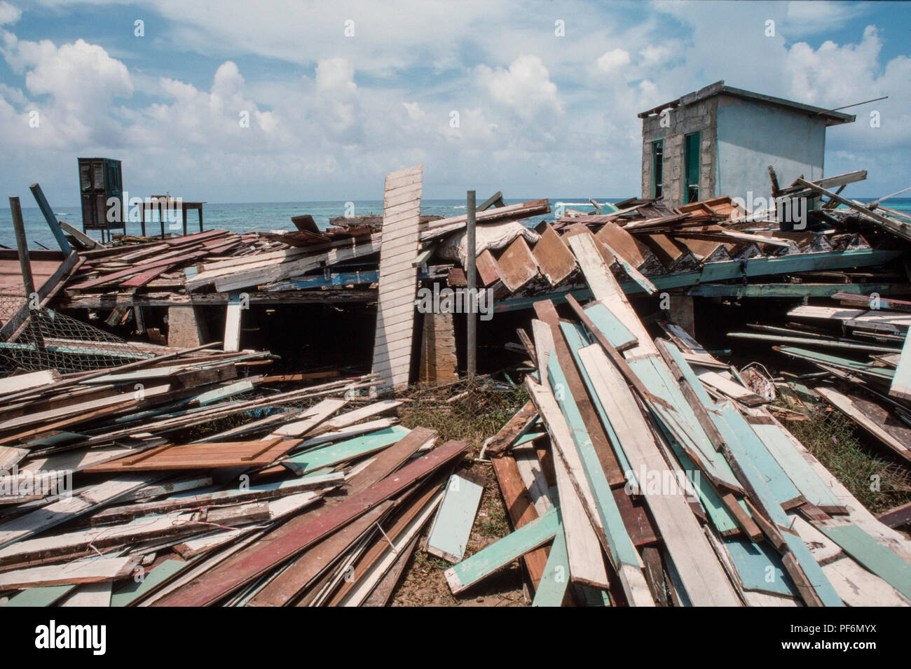 L'ouragan Joan a causé d'énormes dégâts aux Bluefields et à la région périphériques, novembre 1983. Beaucoup de maisons en bois ont été détruites. Nicaragua. Banque D'Images