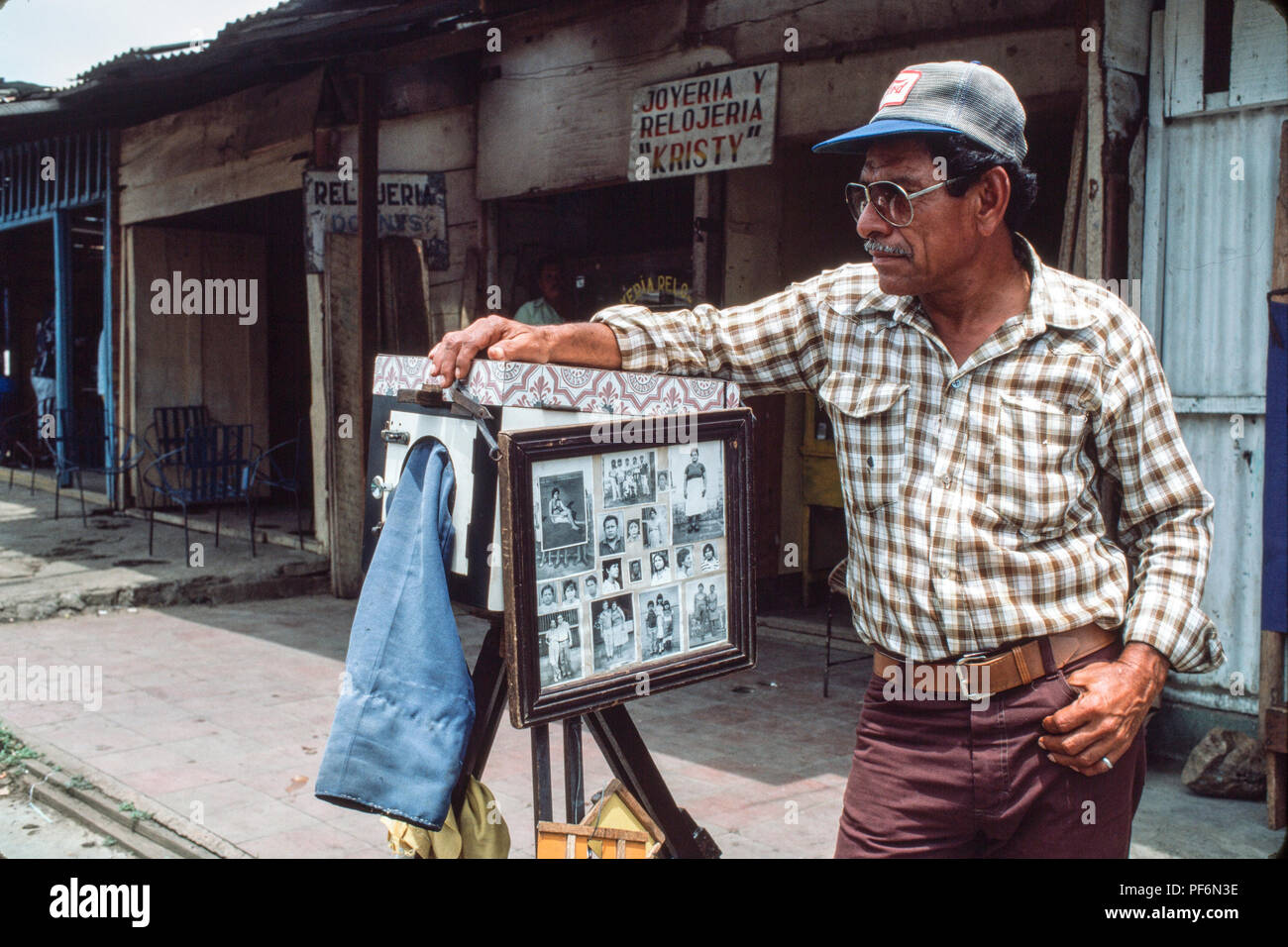 Managua, Nicaragua, juillet 1986 ; un photographe de rue en attente de la coutume. Banque D'Images