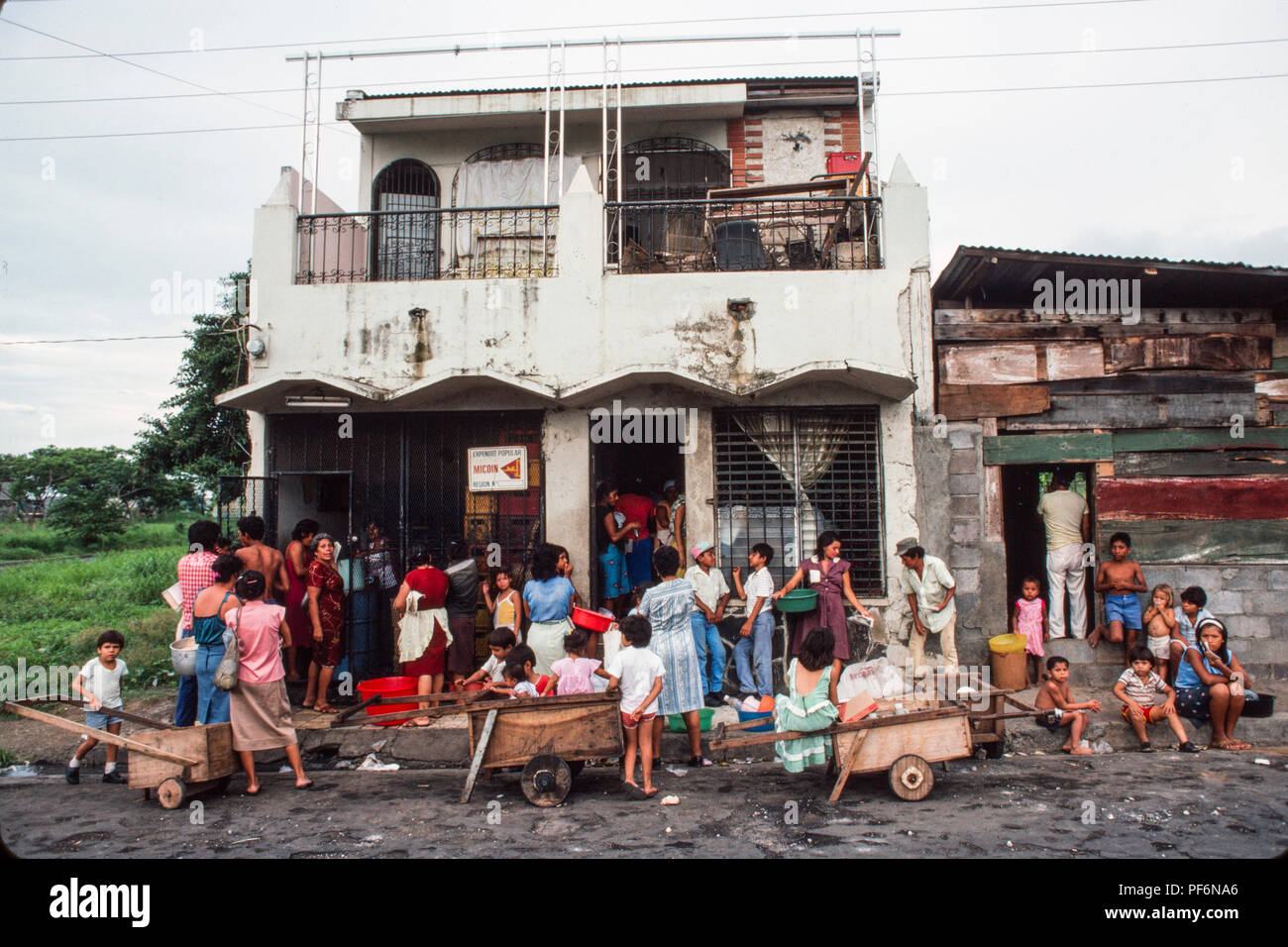 Managua, Nicaragua, juin 1986. Les gens faisant la queue pour acheter de la viande fraîche dans un magasin situé dans le vieux centre de Managua. Banque D'Images