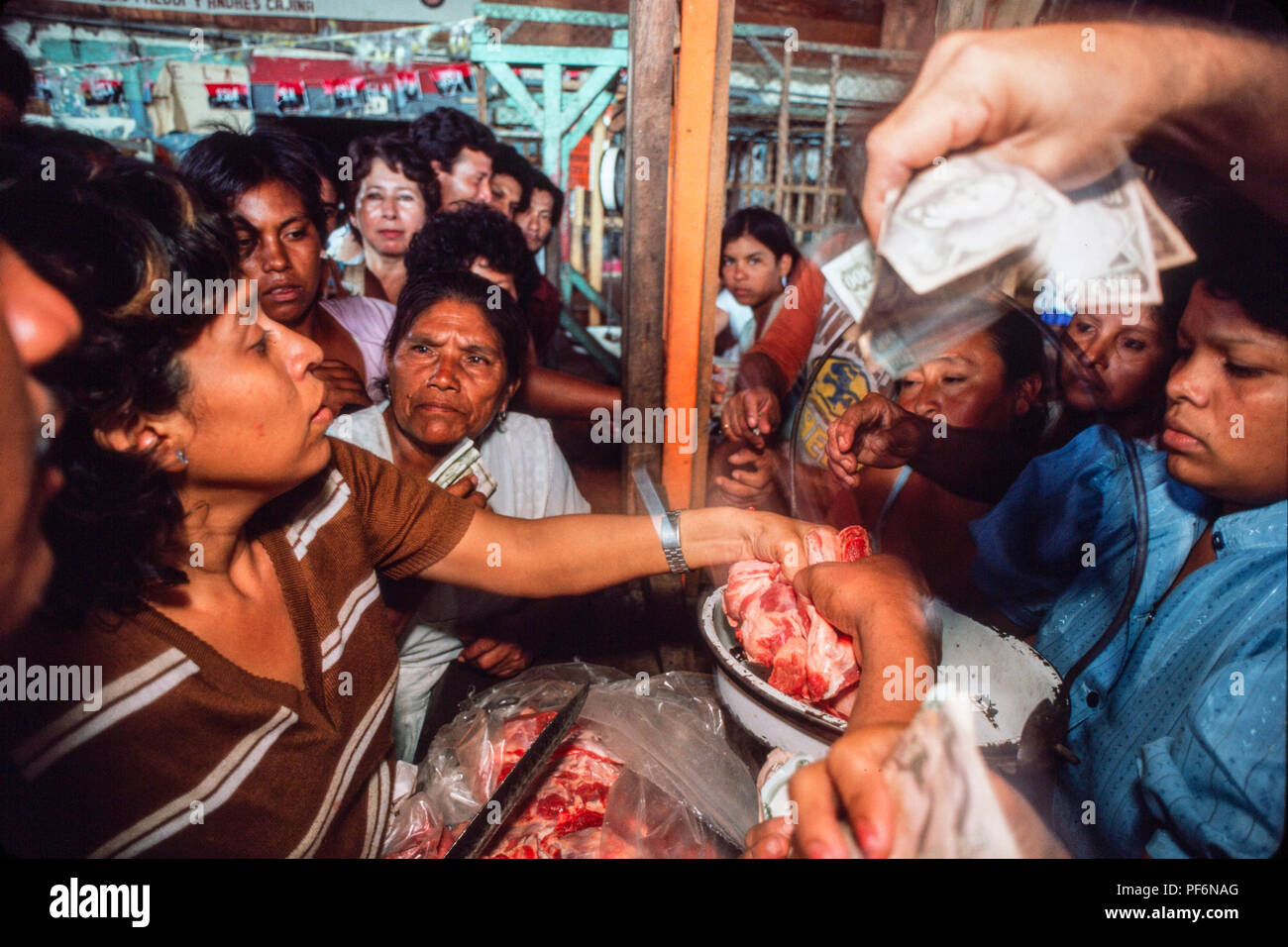 Managua, Nicaragua, juin 1986. Les gens faisant la queue pour acheter de la viande fraîche au Mercado Roberto Huembes marché. Banque D'Images