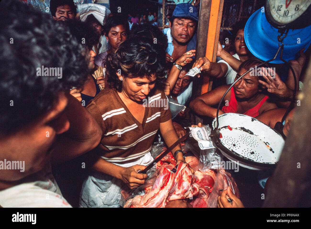 Managua, Nicaragua, juin 1986. Personnes en attente à l'Oriental marché pour acheter de la viande fraîche maintenant à manquer à cause de la guerre avec nous à des Contras. Banque D'Images