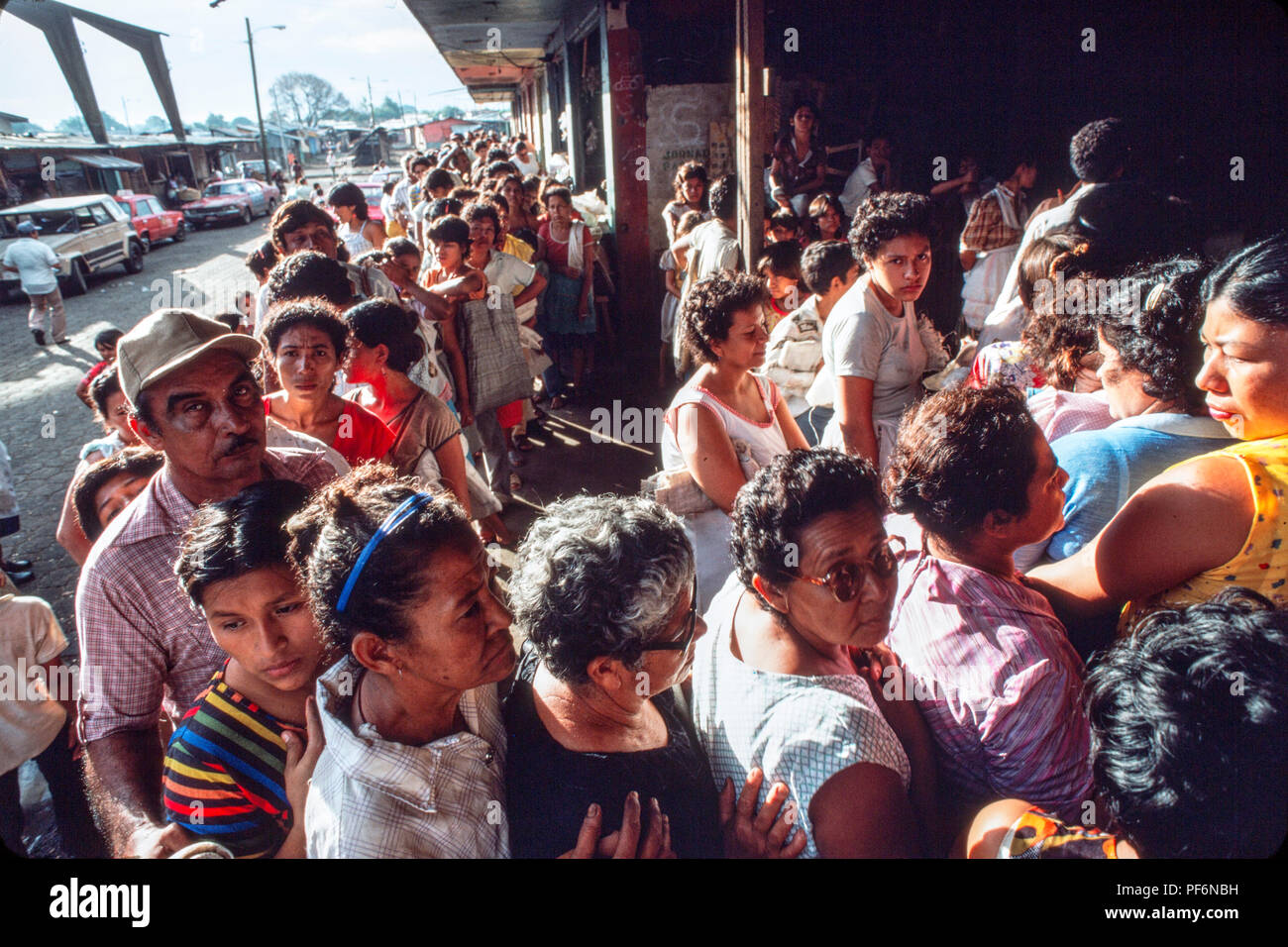 Managua, Nicaragua, juin 1986. Les gens faisant la queue pour recevoir des bons d'alimentation, Mercado Roberto Huembes marché. Banque D'Images